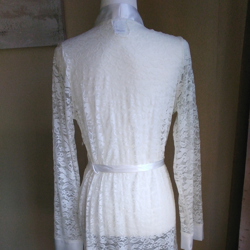 Lace Robe - Picture 6 of 7